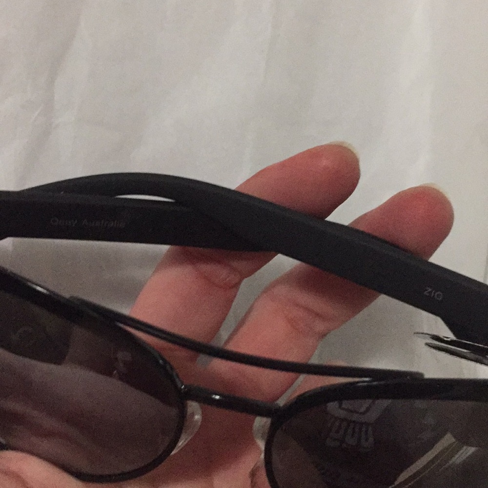 NWT QUAY AUSTRALIA CAT BLACK MIRROR SUNGLASSES OS - Picture 5 of 5